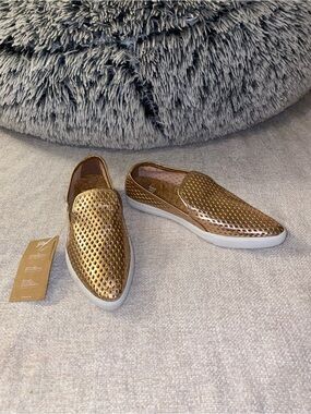 NWT Jibs Classic Metallic Gold Perforated Bio Leather Slip On Shoes Size 6